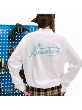 Street Style White Long Sleeve Tee with Blue Graphic Size M.